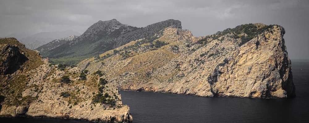 Ländliche Landschaft mit Holzhaus am Wasser, RentPilot