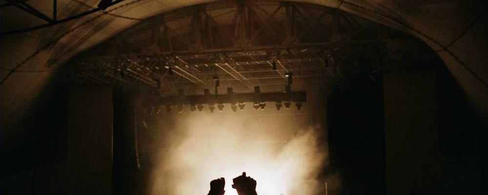 Nachdenkliche Person im Kapuzenpullover blickt aufs Wasser - RentPilot Blog