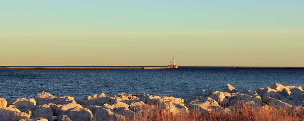Ruhige Landschaft mit Holzsteg und klarer See von RentPilot