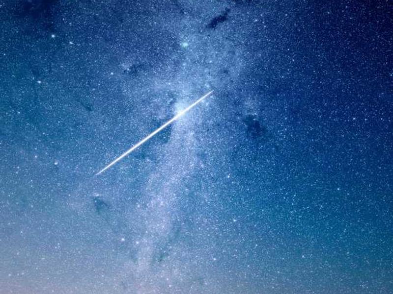 Malerische Landschaft mit klarem Himmel und Sternschnuppe, RentPilot