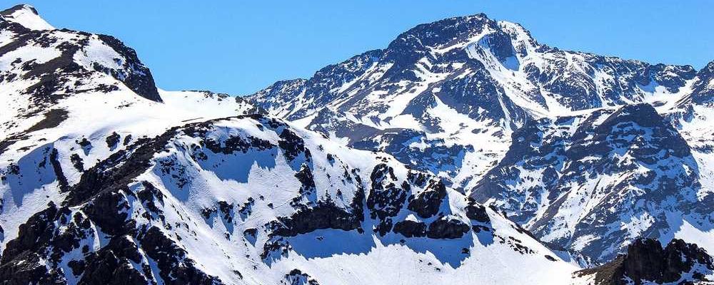 Person im roten Mantel in winterlicher Landschaft - RentPilot Blog