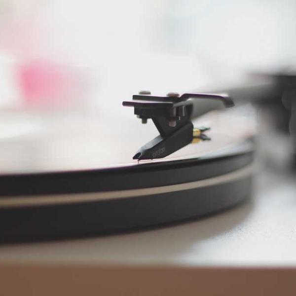 Plattenspieler für entspannende Musik und Nostalgie, RentPilot Blog