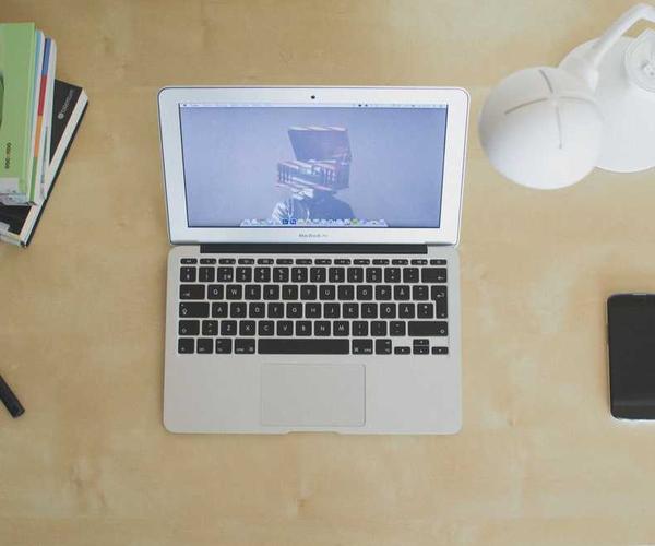 Produktiver Schreibtisch mit Laptop und Büchern bei RentPilot