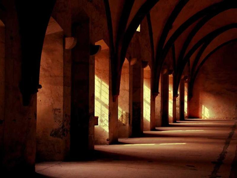 Nachdenkliche Person am Strand blickt aufs Wasser – RentPilot