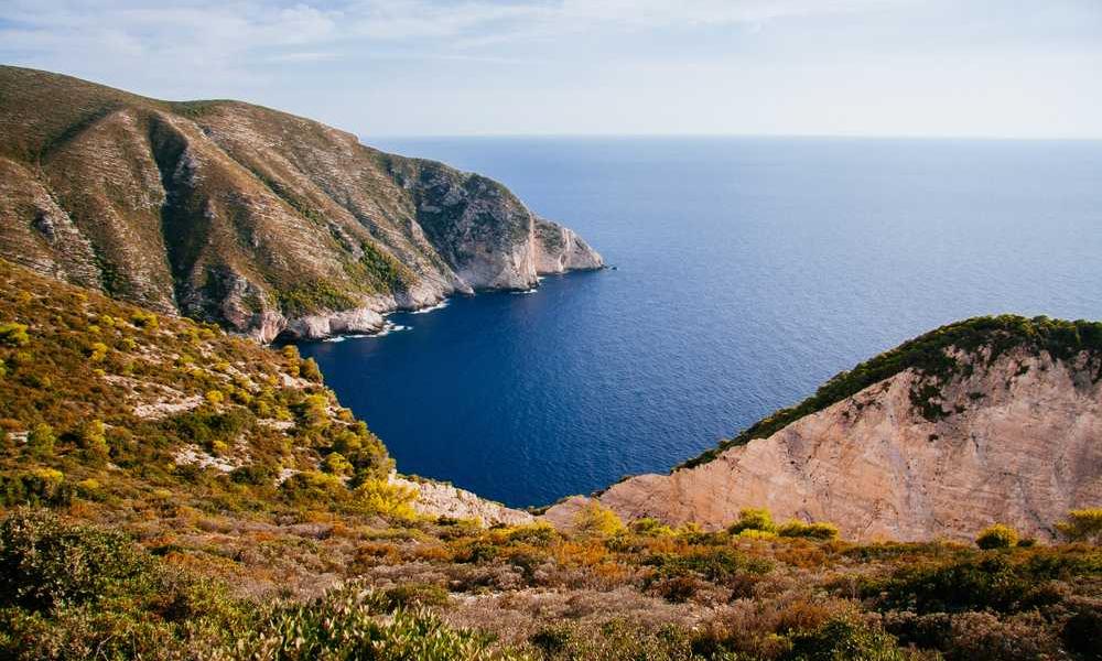 Malerische Küstenlandschaft mit Bergen und Meer für Smart Home Inspiration von RentPilot.