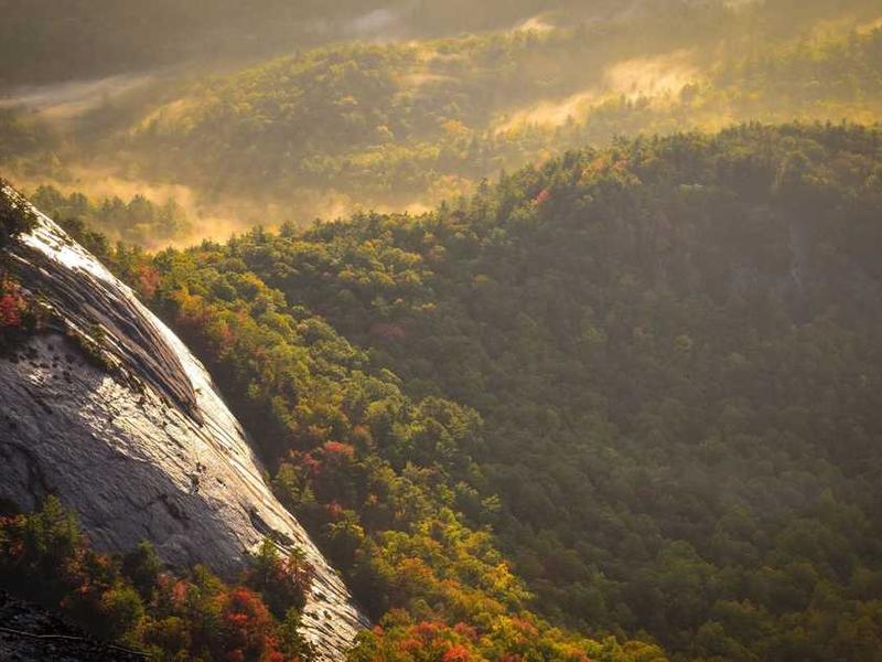 Malerische Landschaft mit Bergen und Bäumen für RentPilot über Smart Home Innovationen.