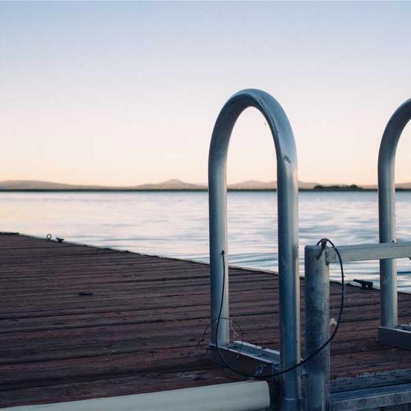 Ruhiger Steg am Wasser, ideal für Immobilien-Themen von RentPilot.