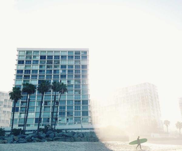 Ruhige Strandlandschaft mit grauen Felsen – RentPilot