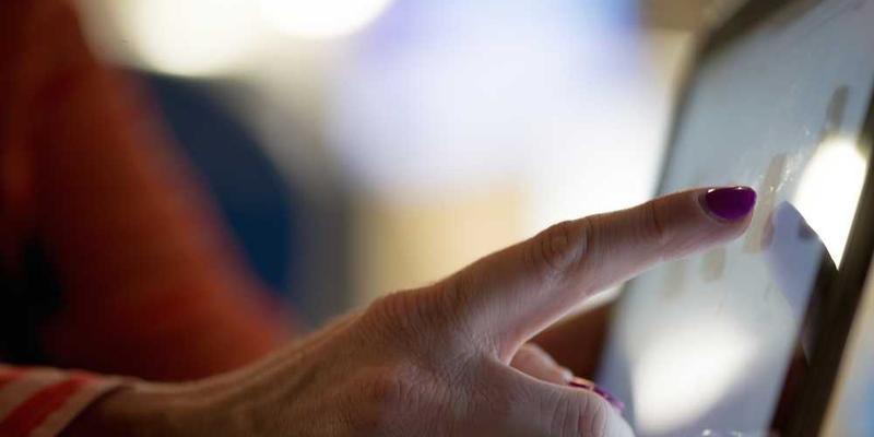 Hand tippt auf Bildschirm für Tipps zur Immobilienverwaltung von RentPilot