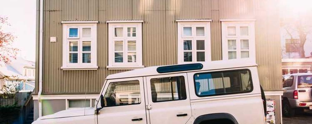 Fahrzeug vor einem Gebäude zur Unterstützung des RentPilot Blogs über Trends in Immobilienfinanzierung.