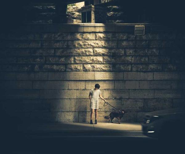 Person mit Hund an einer urbanen Wand, RentPilot Mietverwaltung