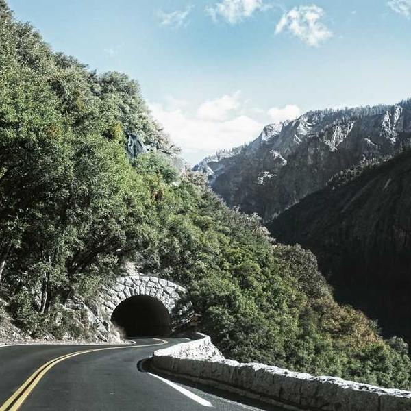 Straße durch Berglandschaft mit Tunnel – RentPilot Blog