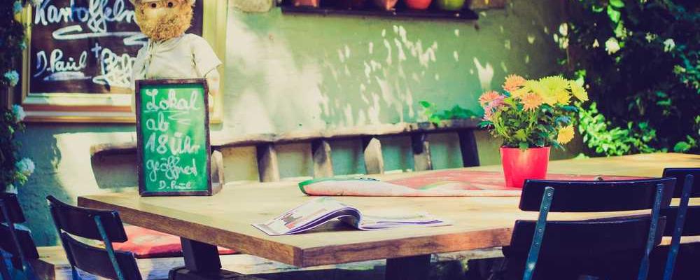 Nebel über einer ruhigen Berglandschaft mit Bäumen für RentPilot Blog über Digitalisierung