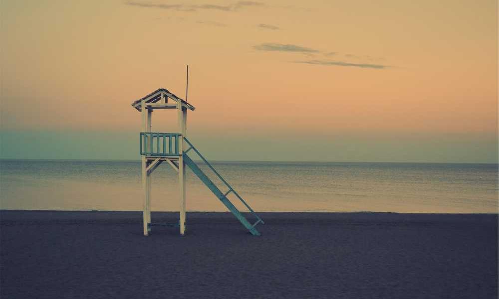 Rettungsturm am Strand bei Dämmerung – RentPilot