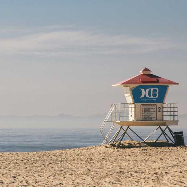 Rettungsturm am Strand symbolisiert Sicherheit und Freizeit.