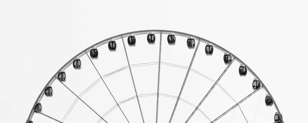 Riesenrad in urbaner Szenerie als Symbol für Nachhaltigkeit und Energieeffizienz – RentPilot