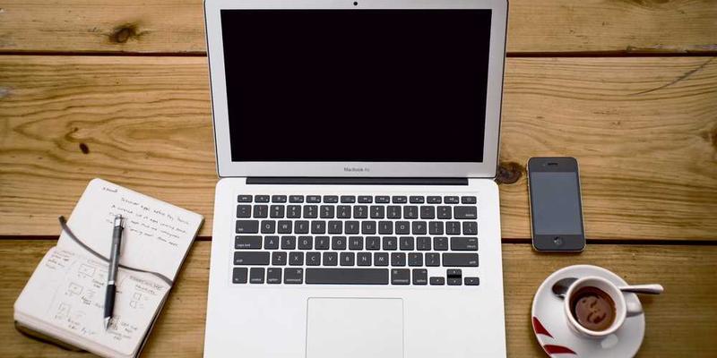 Ruhige Wasseroberfläche mit Steinen, symbolisiert Nachhaltigkeit für Mietkaution von RentPilot.