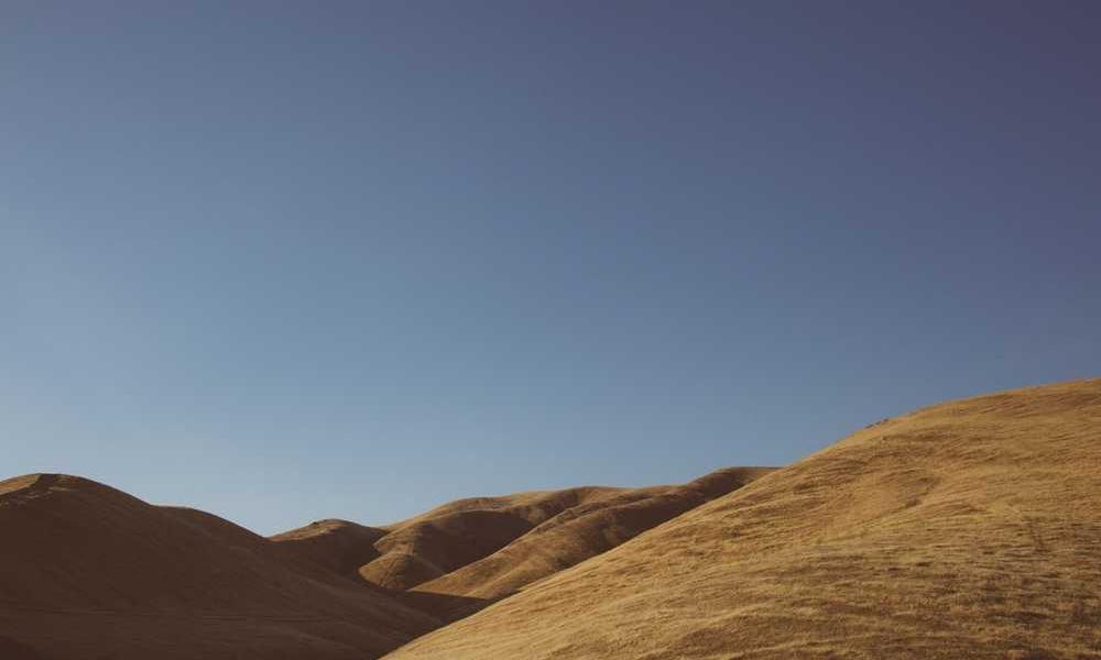 Ruhige Landschaft mit sanften Hügeln, symbolisiert Effizienz in Mietkaution bei RentPilot.
