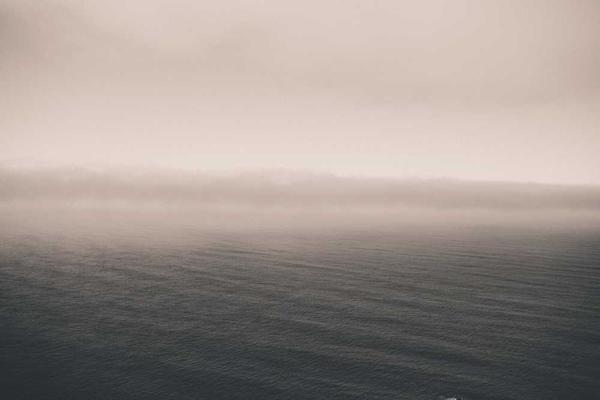 Ruhige Wasseroberfläche unter bewölktem Himmel für Hausverwaltung.