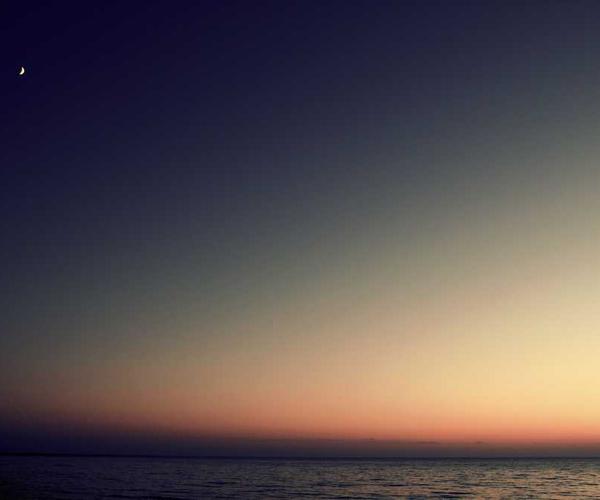 Ruhiger Wasserbereich bei Dämmerung – entspannende Atmosphäre für Smart Home Trends von RentPilot