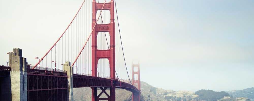 Rustikales rotes Fass in grüner Umgebung zur Wohnungsvermietung