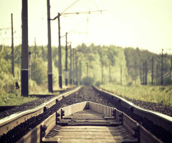 Schienenstrecke mit Perspektive für RentPilot Blog über Facility Management