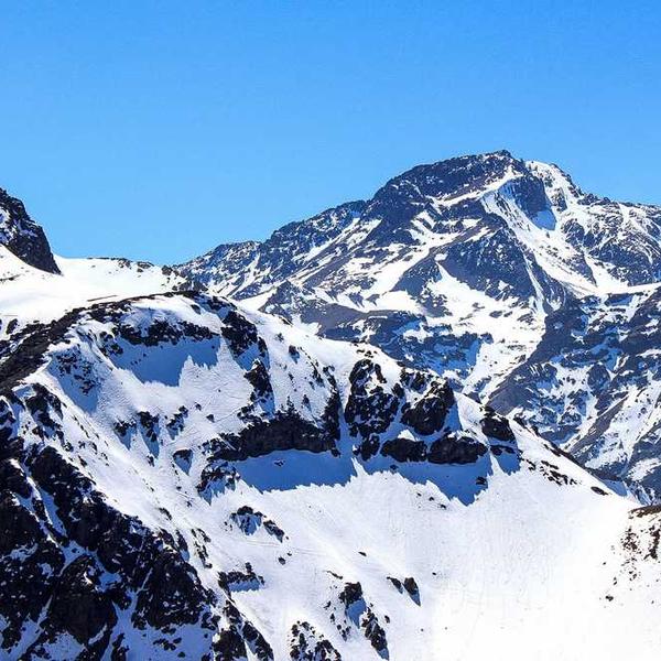 Schneebedeckte Berglandschaft unter klarem blauen Himmel