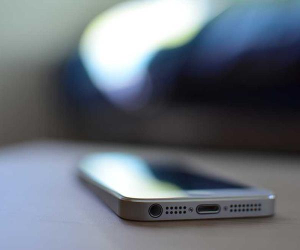 Nahaufnahme eines Smartphones auf einer Oberfläche in entspannter Umgebung.