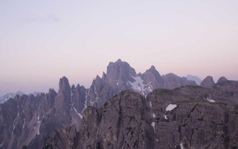 Sonnige Landschaft mit Bergen für Immobilienmanagement-Blog.