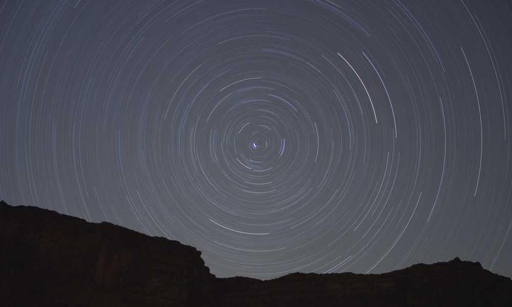 Sternenhimmel mit drehenden Sternen für RentPilot Blog