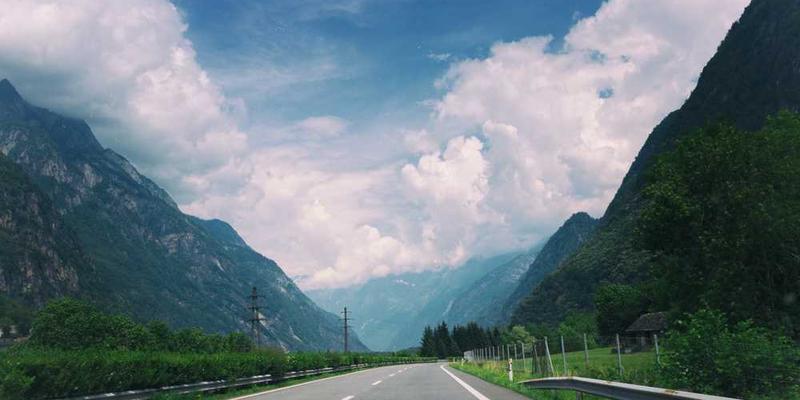 Malerische Straße durch Landschaft mit Bergen von RentPilot zur Nebenkostenabrechnung