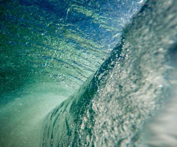 Unterwasseraufnahme einer Welle, dynamisch und natürlich, passend zum Thema Immobilienverwaltung.