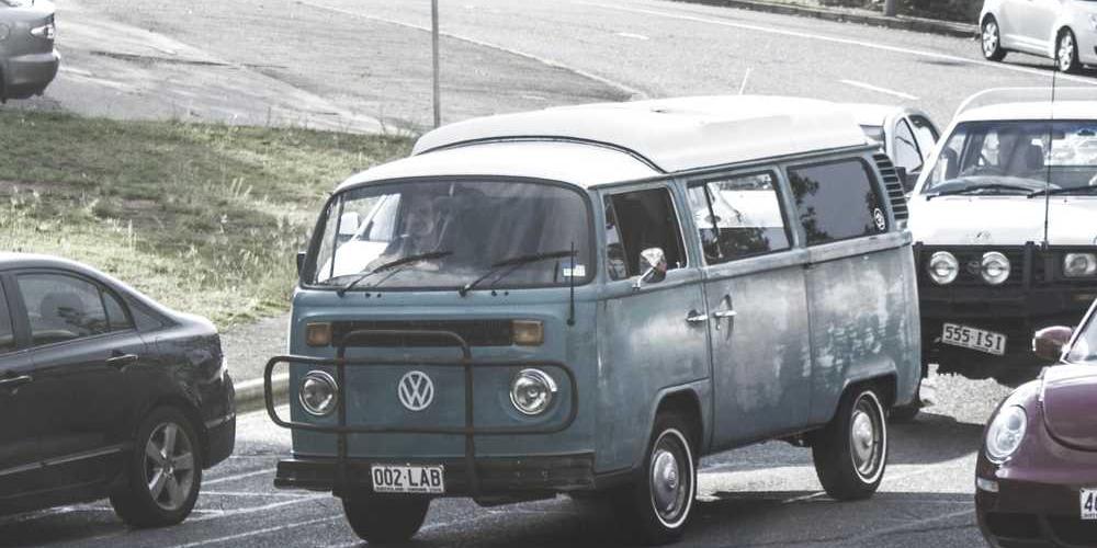 Klassischer VW Bulli in blau parkt auf der Straße