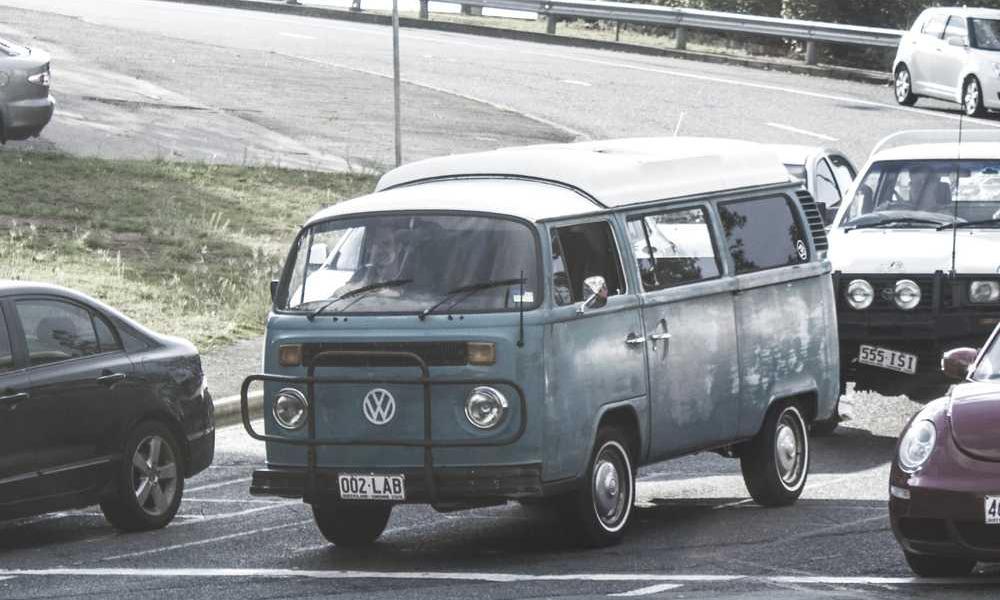 Klassischer VW Bus in städtischer Umgebung geparkt