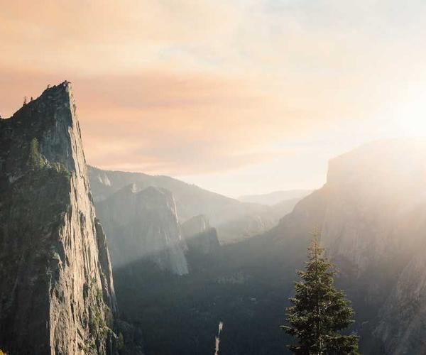 Ruhige Wasserlandschaft mit Segelboot und Bergen, RentPilot