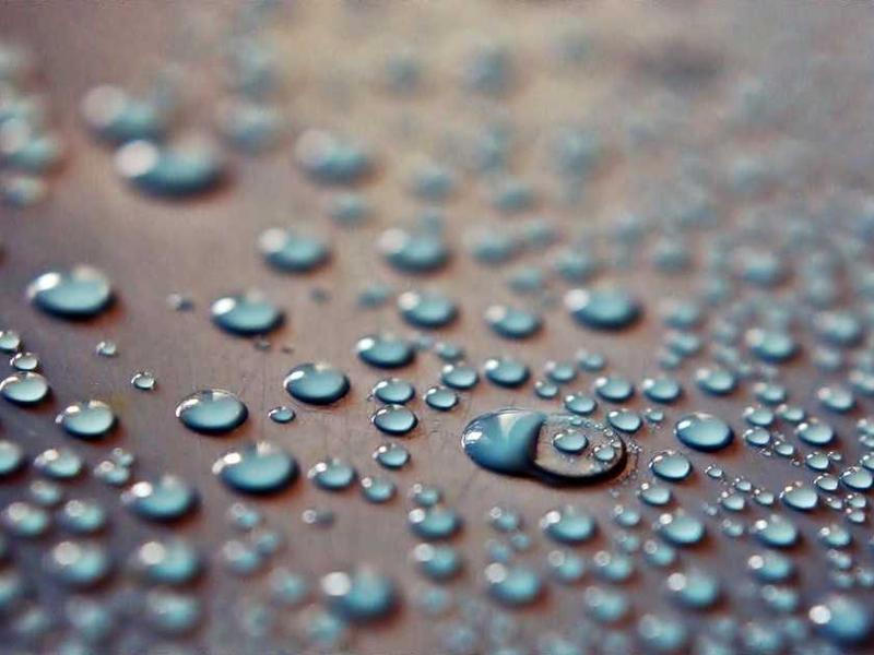 Wassertropfen auf einer Oberfläche, Symbol für Reinigung und Pflege in der Hausverwaltung.