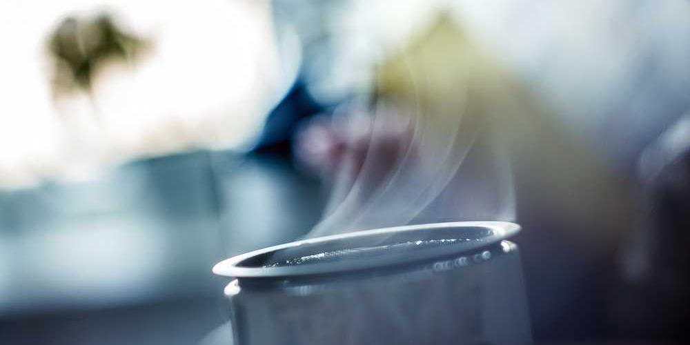 Gelbe Wand mit grüner Tür und Fenstern, Wohnhaus von RentPilot.