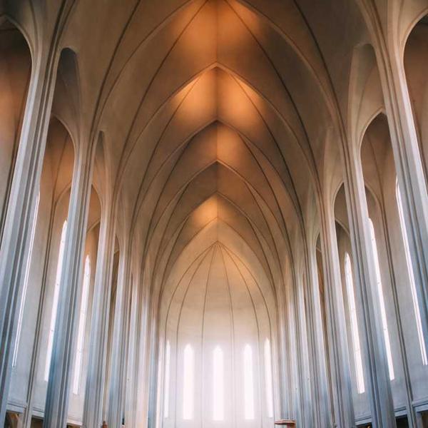 Innenansicht eines eleganten Gebäudes mit hohen Decken von RentPilot.